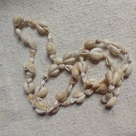 White cream shell necklace beach Hawaii vacation ⛱️🏖️ 🐚🐚 - Picture 3 of 5